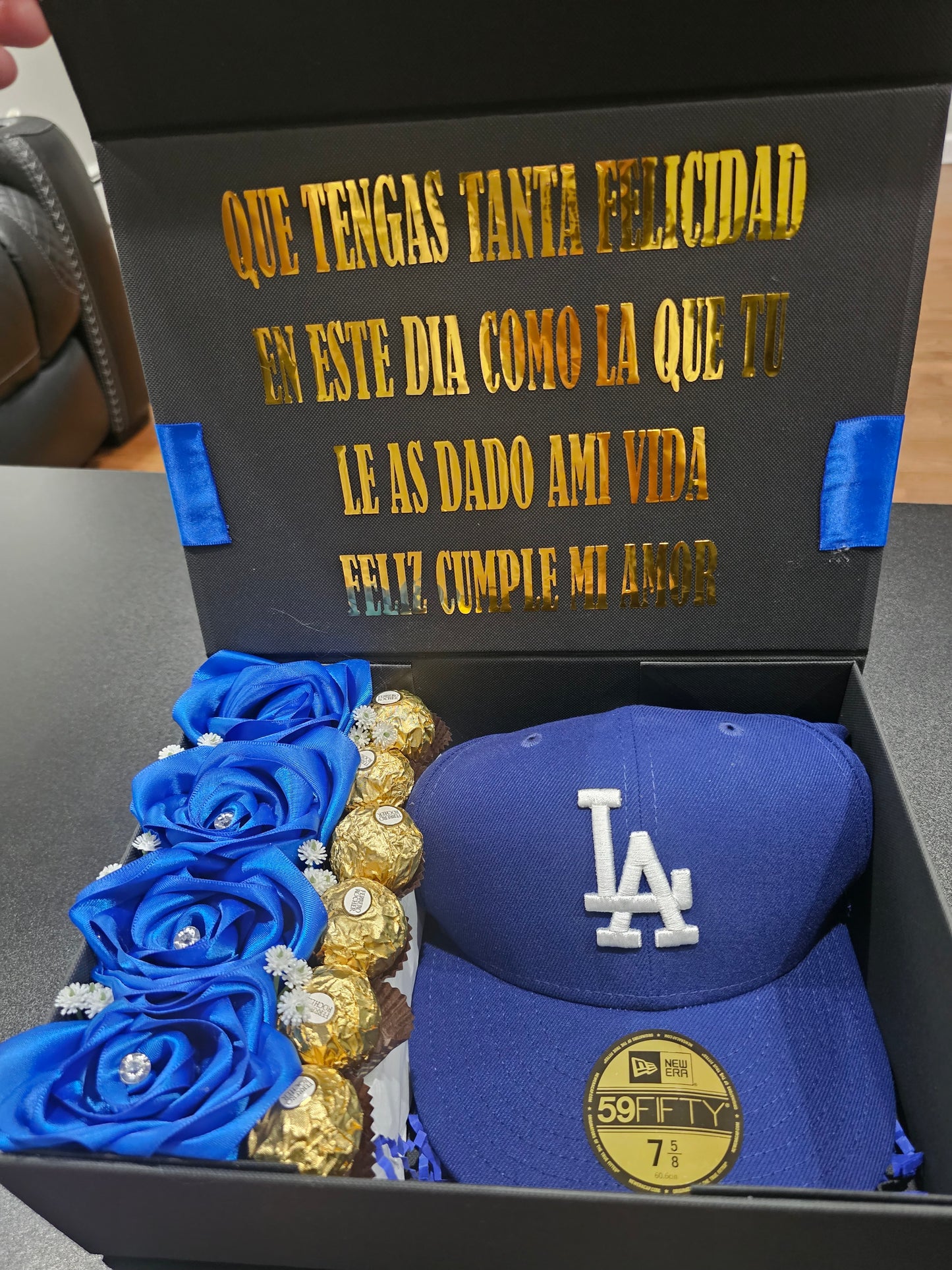 Caja Personalizada para Hombre con Gorra y Rosas Azules