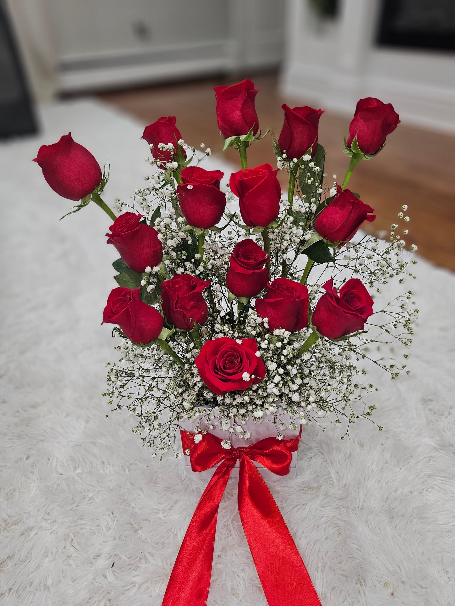 Ramo de 15 Rosas Rojas con Baby's Breath | Floristería Long Island NY