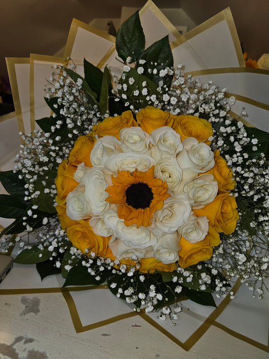 Ramo Radiante de Rosas Amarillas y Blancas