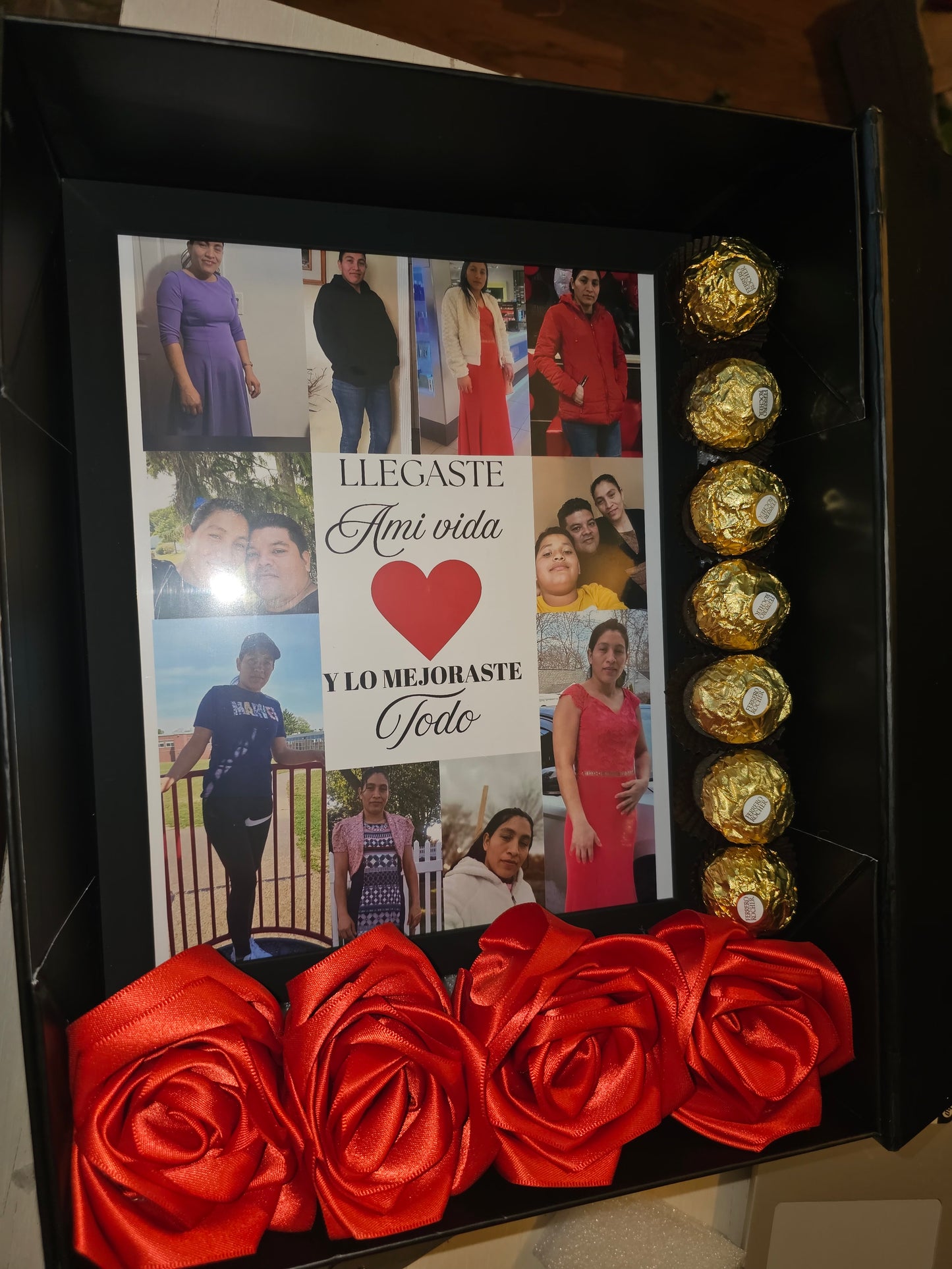 Caja con Rosas de Listón Eternas Rojas y Cuadro de Fotos