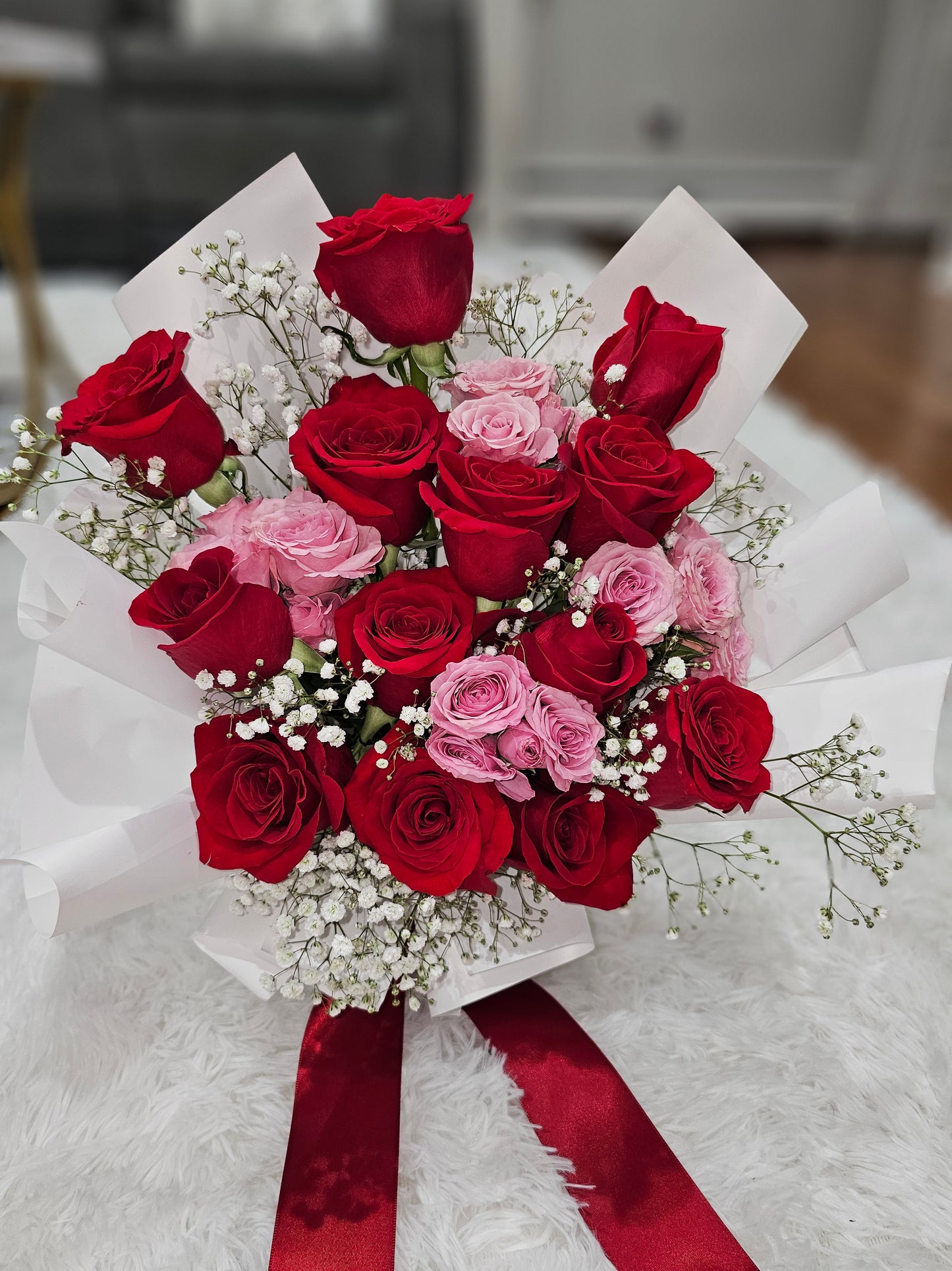 Ramo Mixto de 12 Rosas Rojas y Rosas Rosadas Naturales - Pasión y Ternura