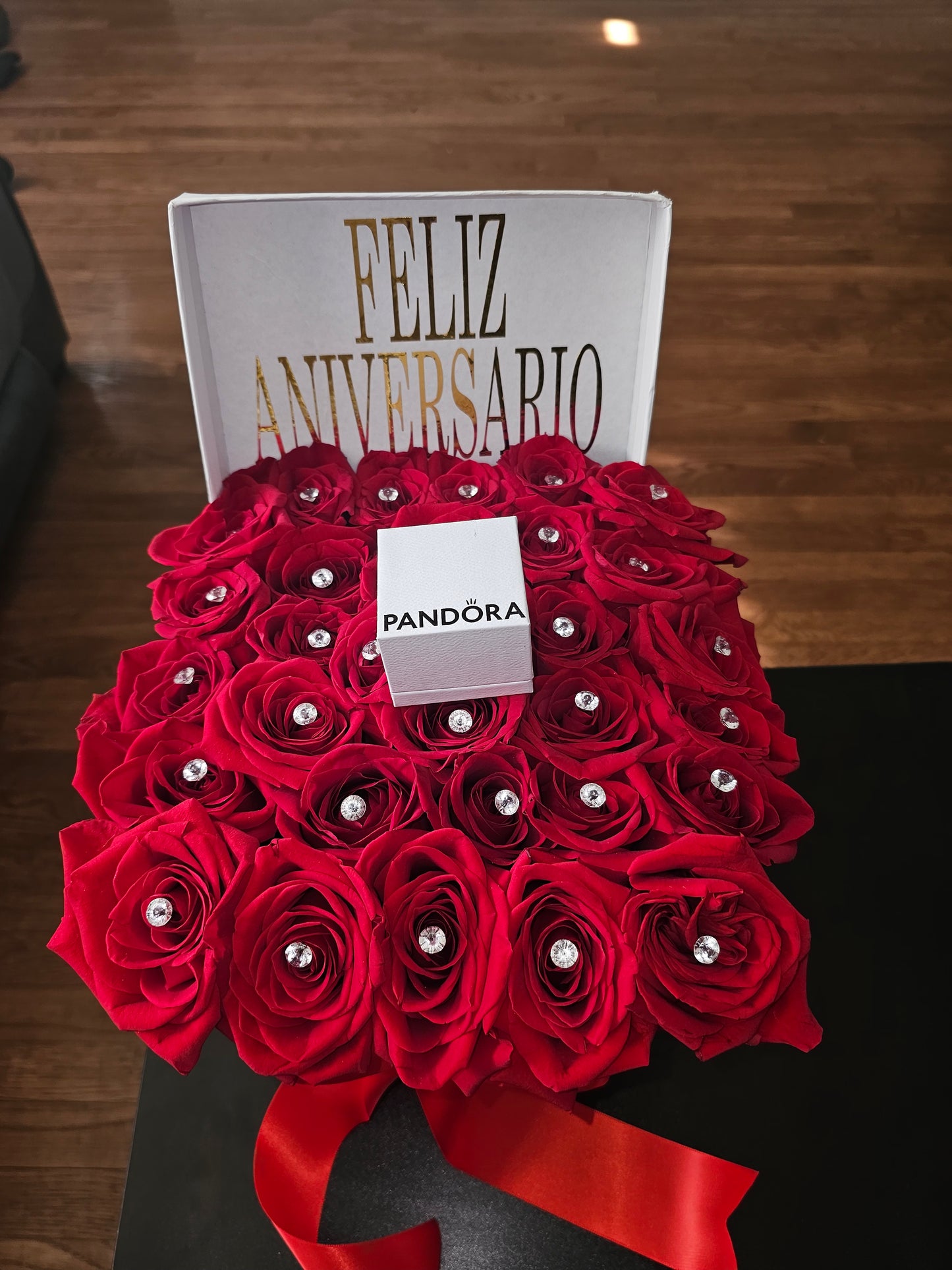 Caja de Lujo con 40 Rosas y Anillo Pandora | Regalo Extraordinario Long Island NY