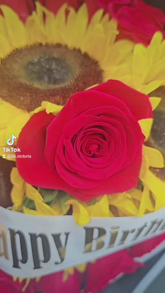 Ramo Vibrante de Rosas Rojas con Girasoles