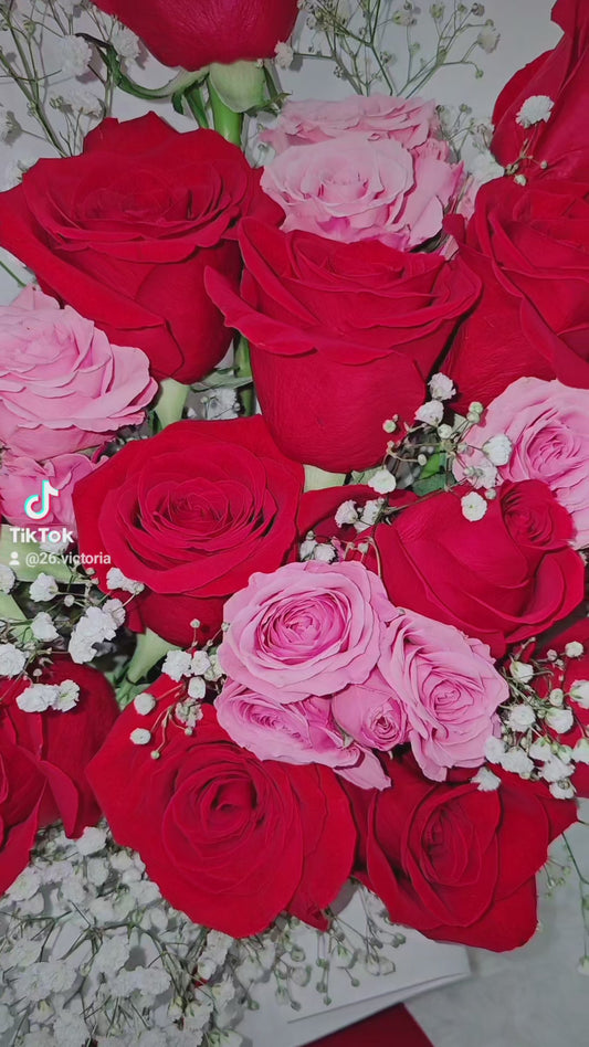 Ramo Mixto de 12 Rosas Rojas y Rosas Rosadas Naturales - Pasión y Ternura