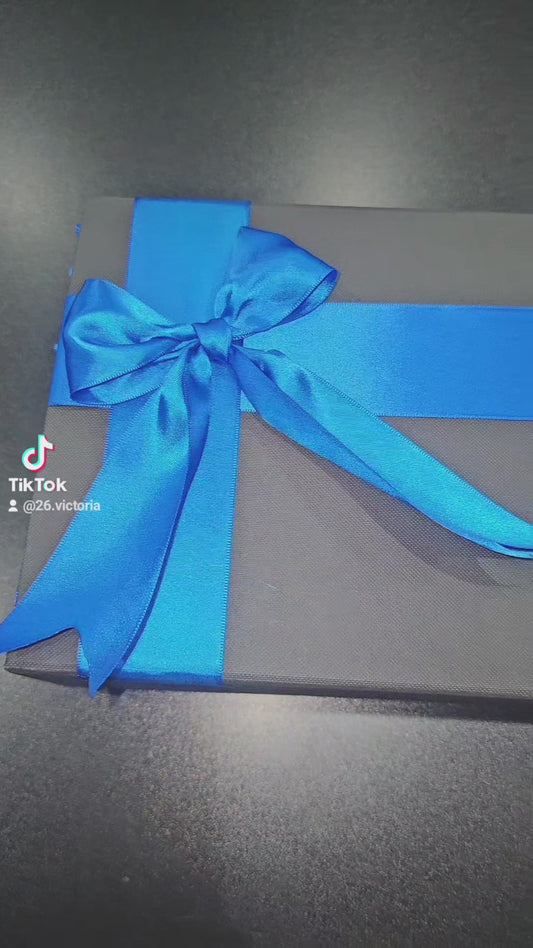 Caja Personalizada para Hombre con Gorra y Rosas Azules