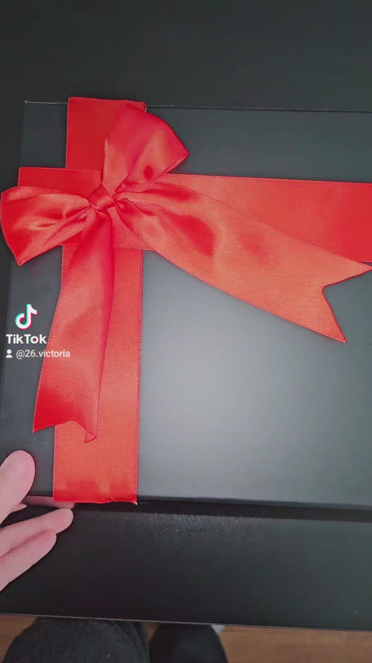 Caja con Rosas de Listón Eternas Rojas y Cuadro de Fotos