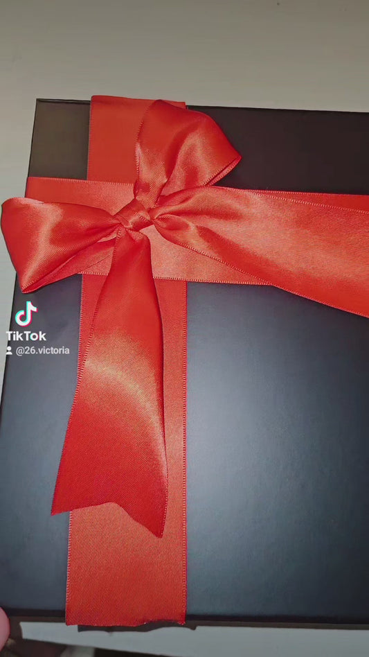 Caja con Rosas de Listón Eternas Rojas y Cuadro de Fotos