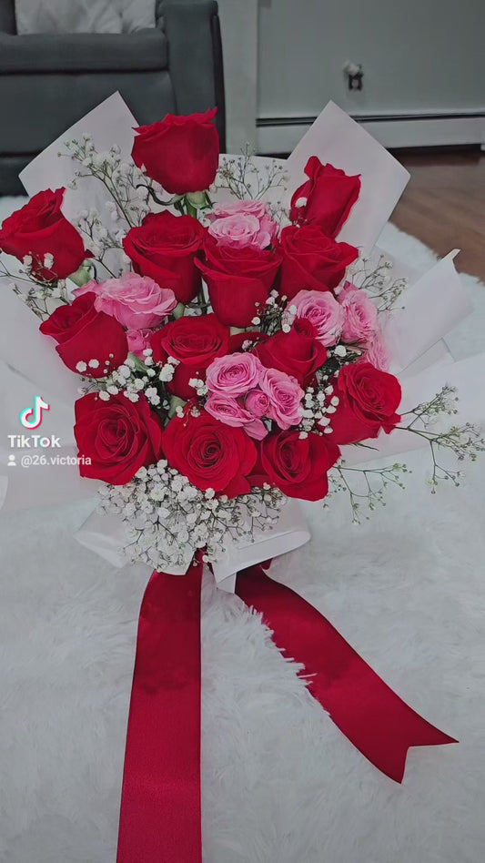 Ramo Mixto de 12 Rosas Rojas y Rosas Rosadas Naturales - Pasión y Ternura