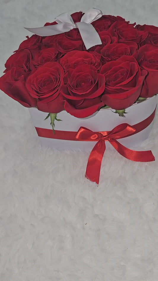 Caja Elegante con 25 Rosas | Presentación de Lujo Long Island NY