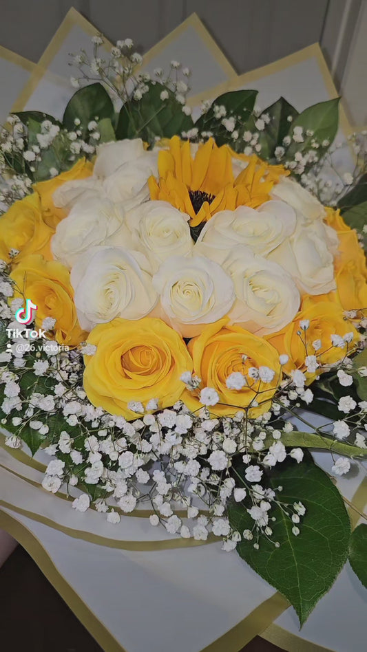 Ramo Radiante de Rosas Amarillas y Blancas