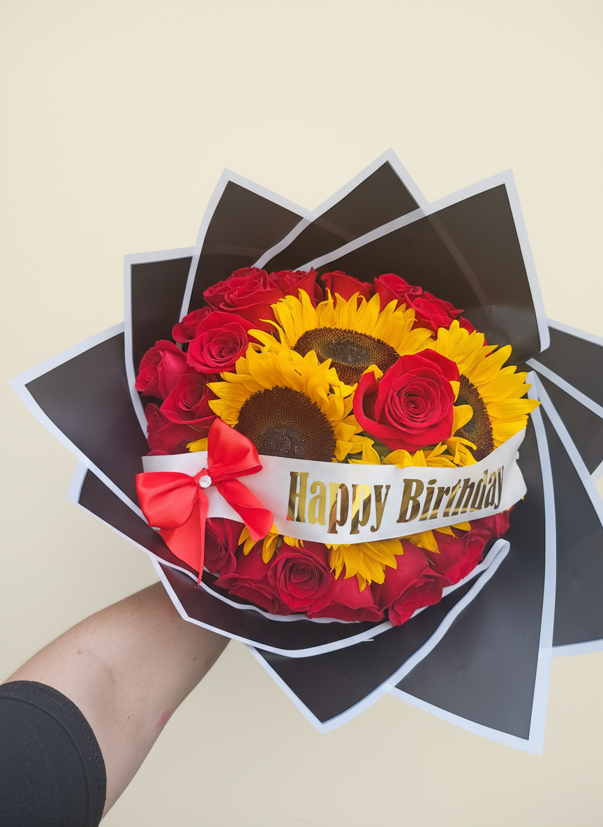 Ramo de cumpleaños con rosas y girasoles - Foto 1