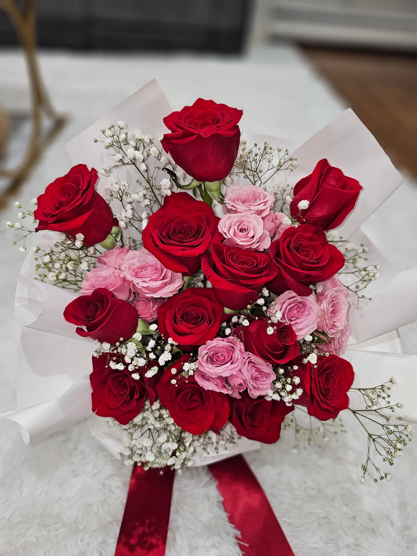 Ramo Mixto de 12 Rosas Rojas y Rosas Rosadas Naturales - Pasión y Ternura