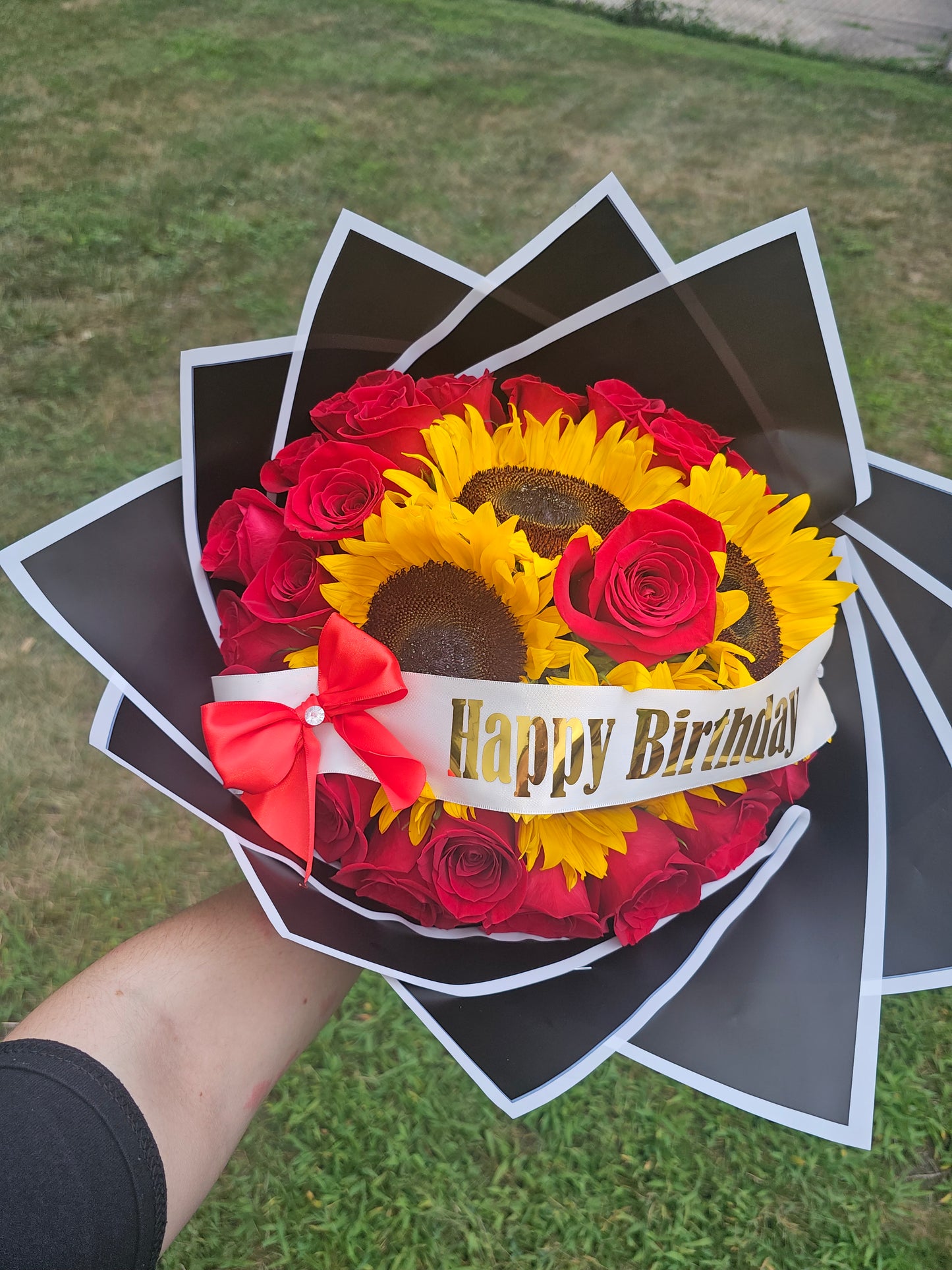 Ramo Vibrante de Rosas Rojas con Girasoles