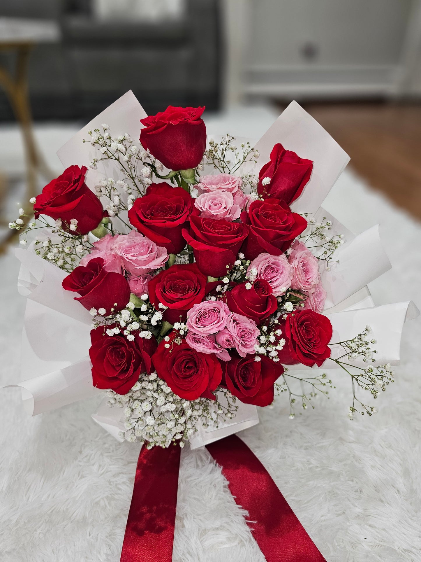 Ramo Mixto de 12 Rosas Rojas y Rosas Rosadas Naturales - Pasión y Ternura