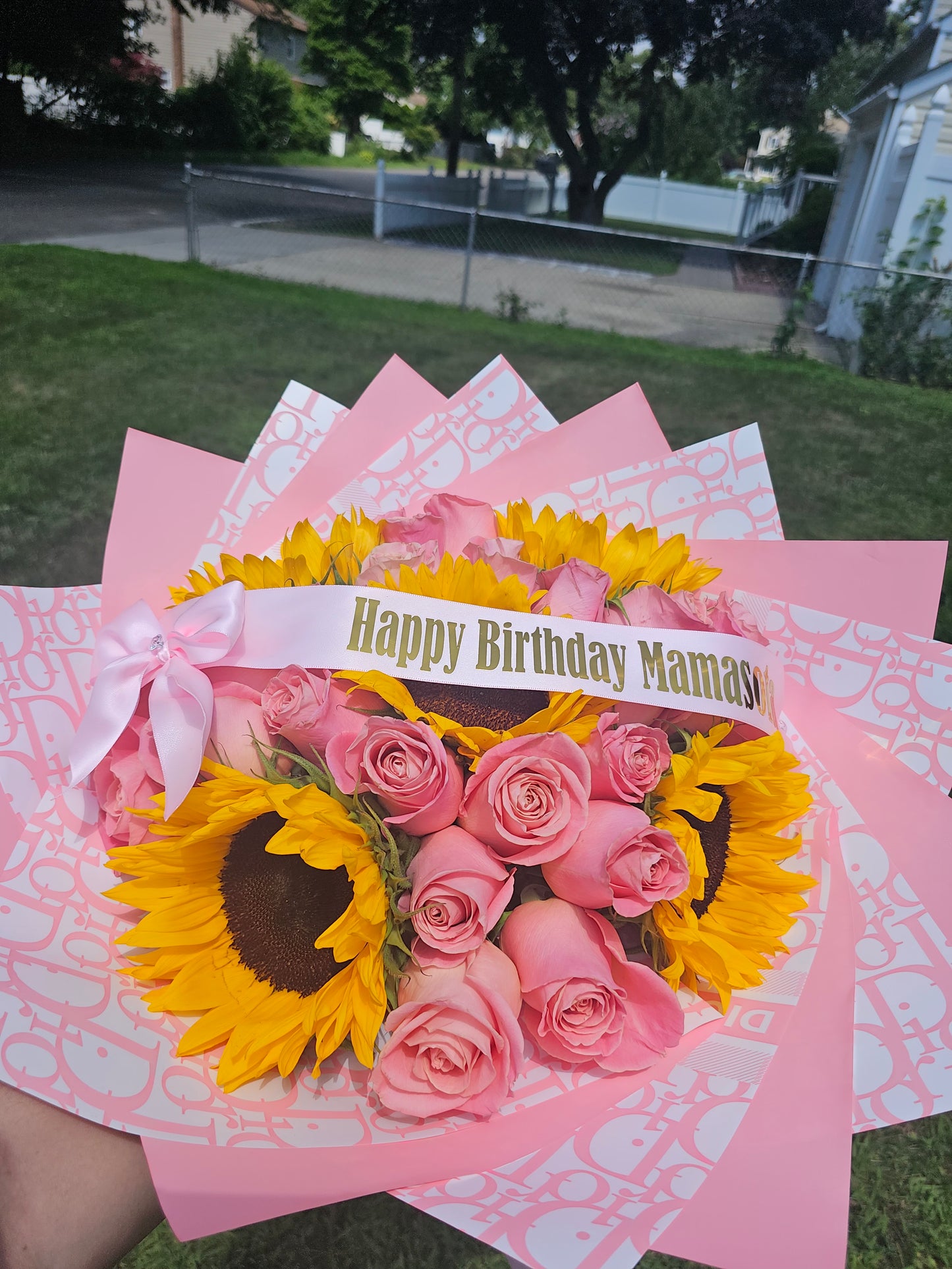 Ramo Mixto Girasoles y Rosas Rosadas | Alegría y Dulzura Long Island NY