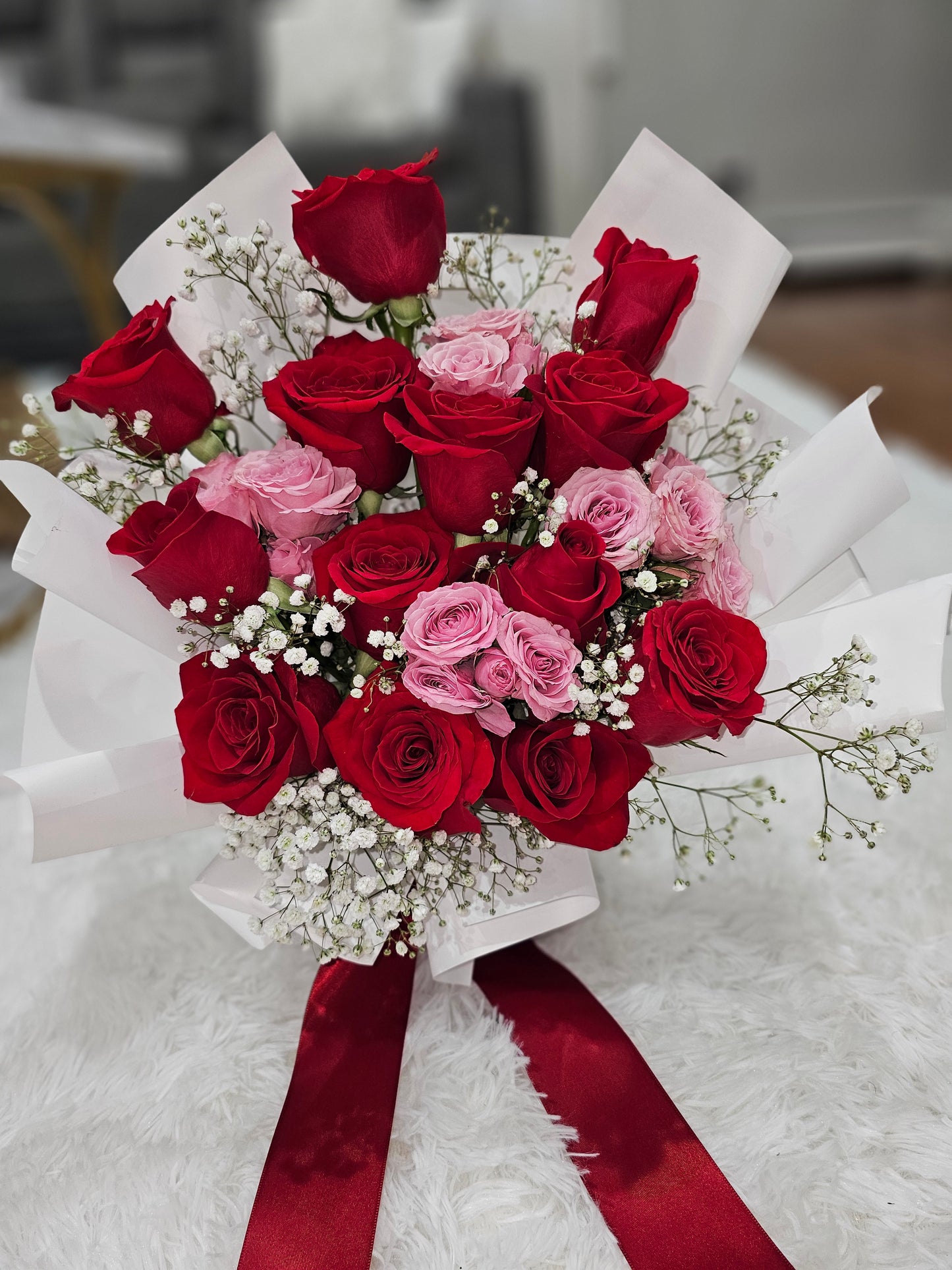 Ramo Mixto de 12 Rosas Rojas y Rosas Rosadas Naturales - Pasión y Ternura