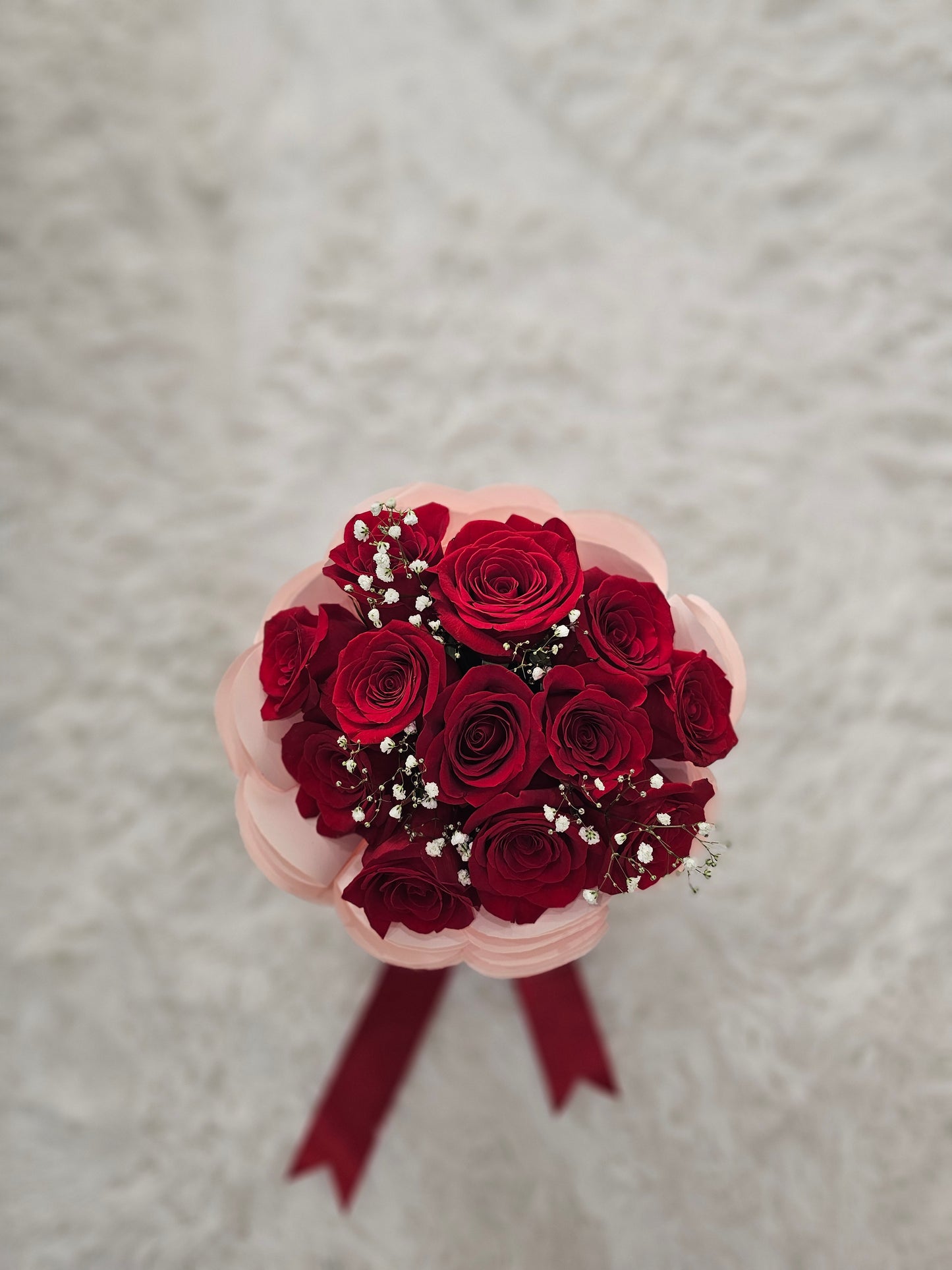 Ramo de 12 Rosas Rojas Naturales - Frescas y Elegantes