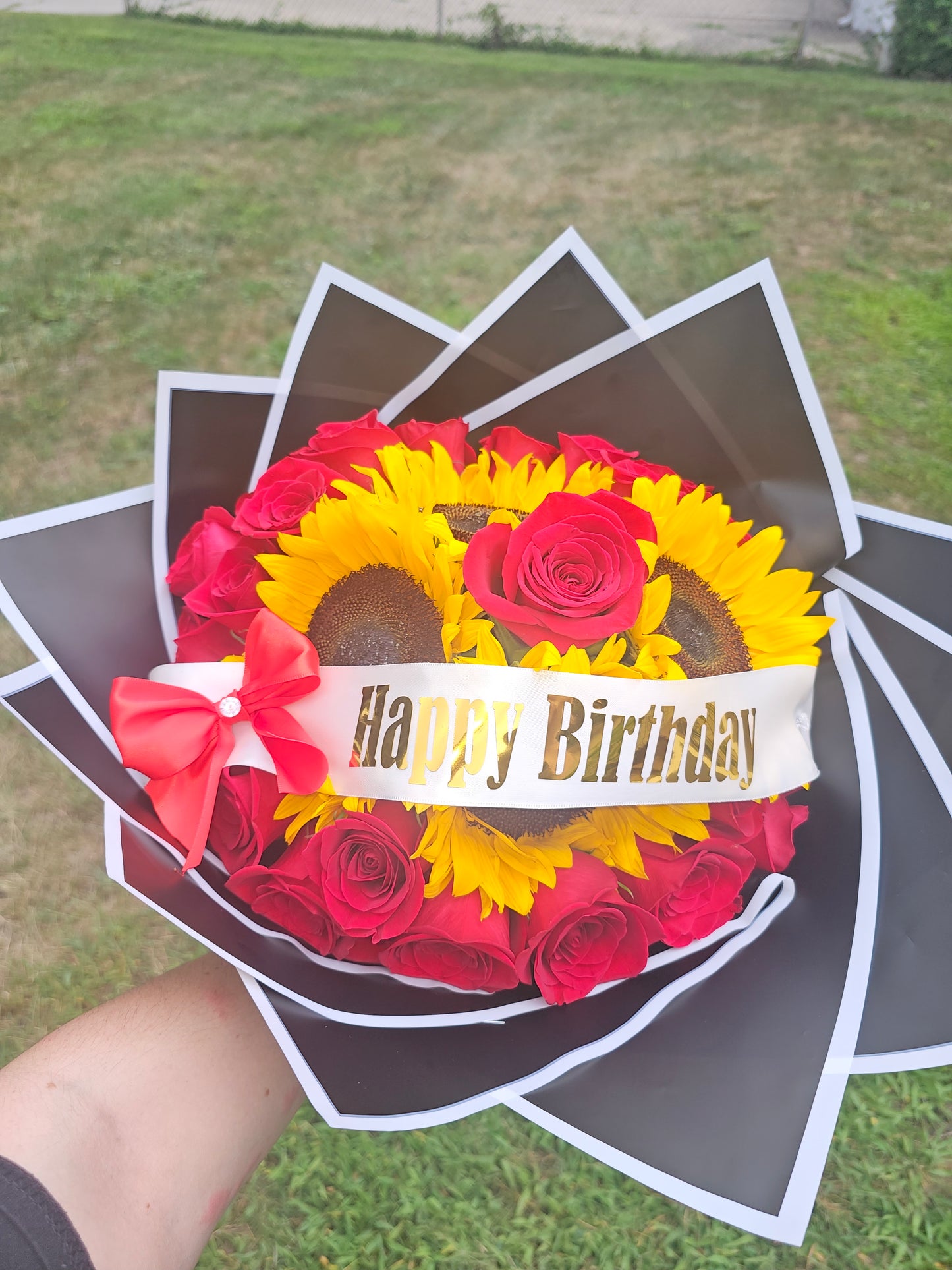Ramo Vibrante de Rosas Rojas con Girasoles
