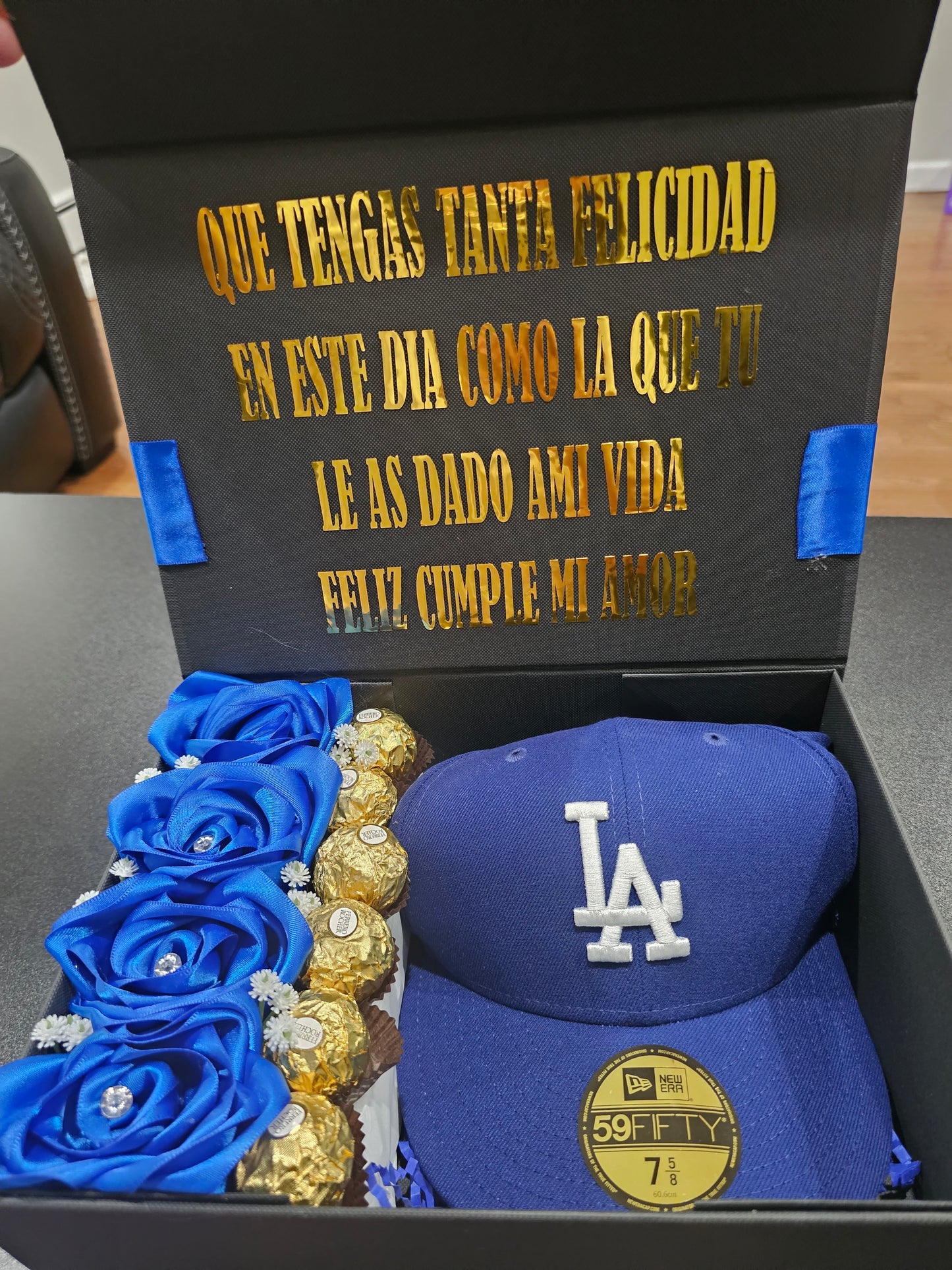 Caja Personalizada para Hombre con Gorra y Rosas Azules