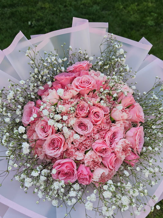Ramo Encantador de Claveles con Rosas Rosadas