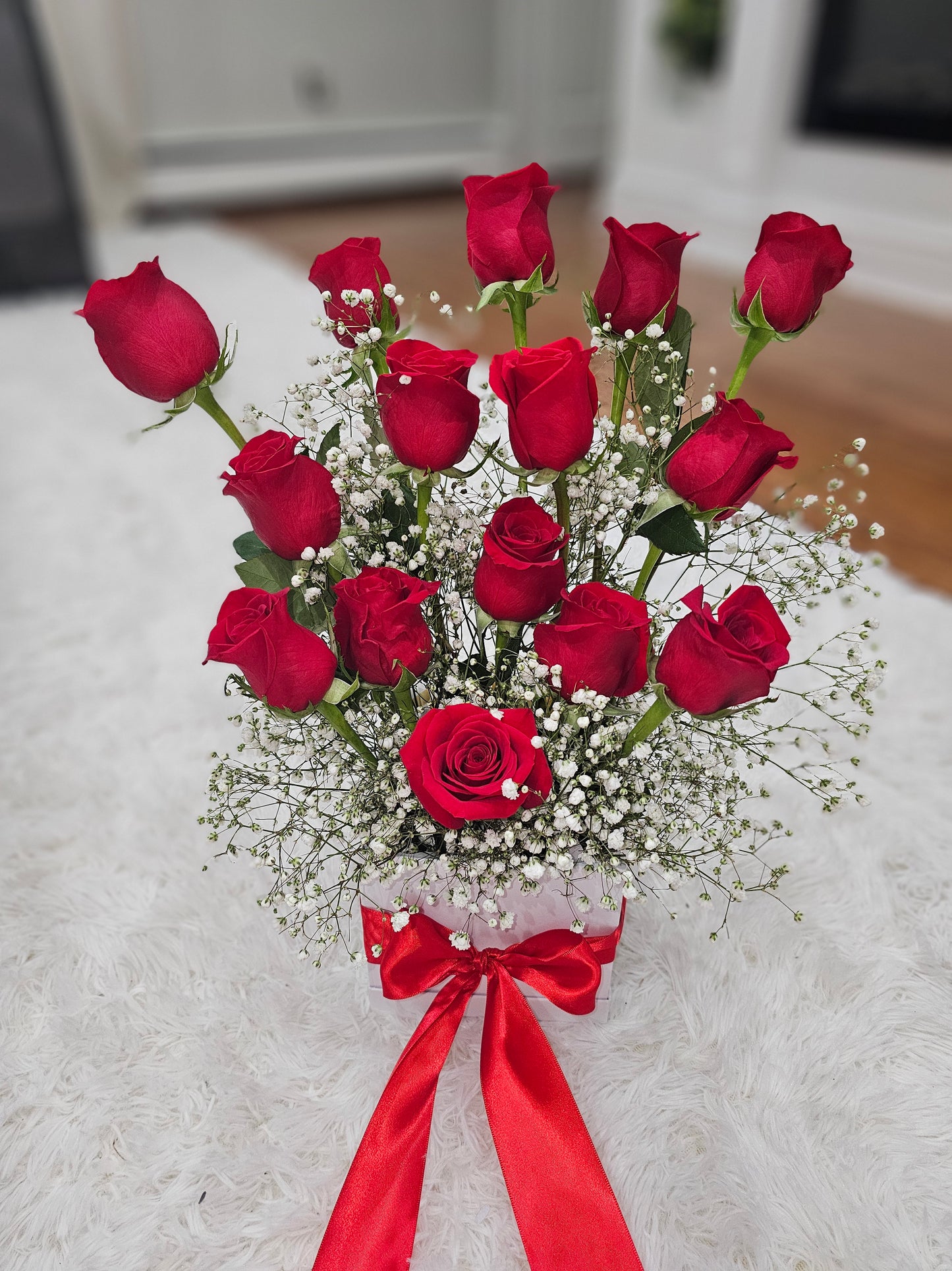 Ramo de 15 Rosas Rojas con Baby's Breath | Floristería Long Island NY