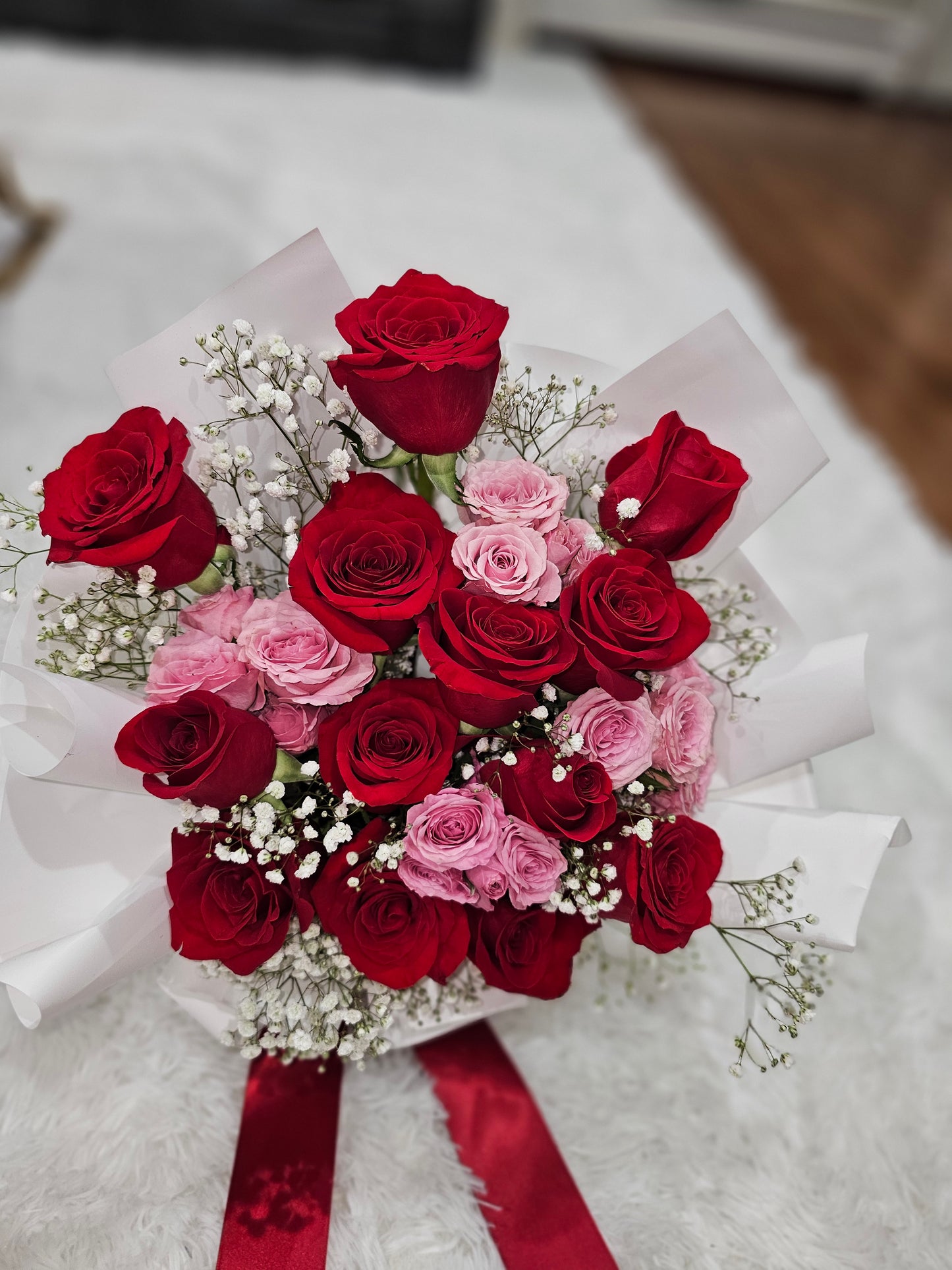 Ramo Mixto de 12 Rosas Rojas y Rosas Rosadas Naturales - Pasión y Ternura