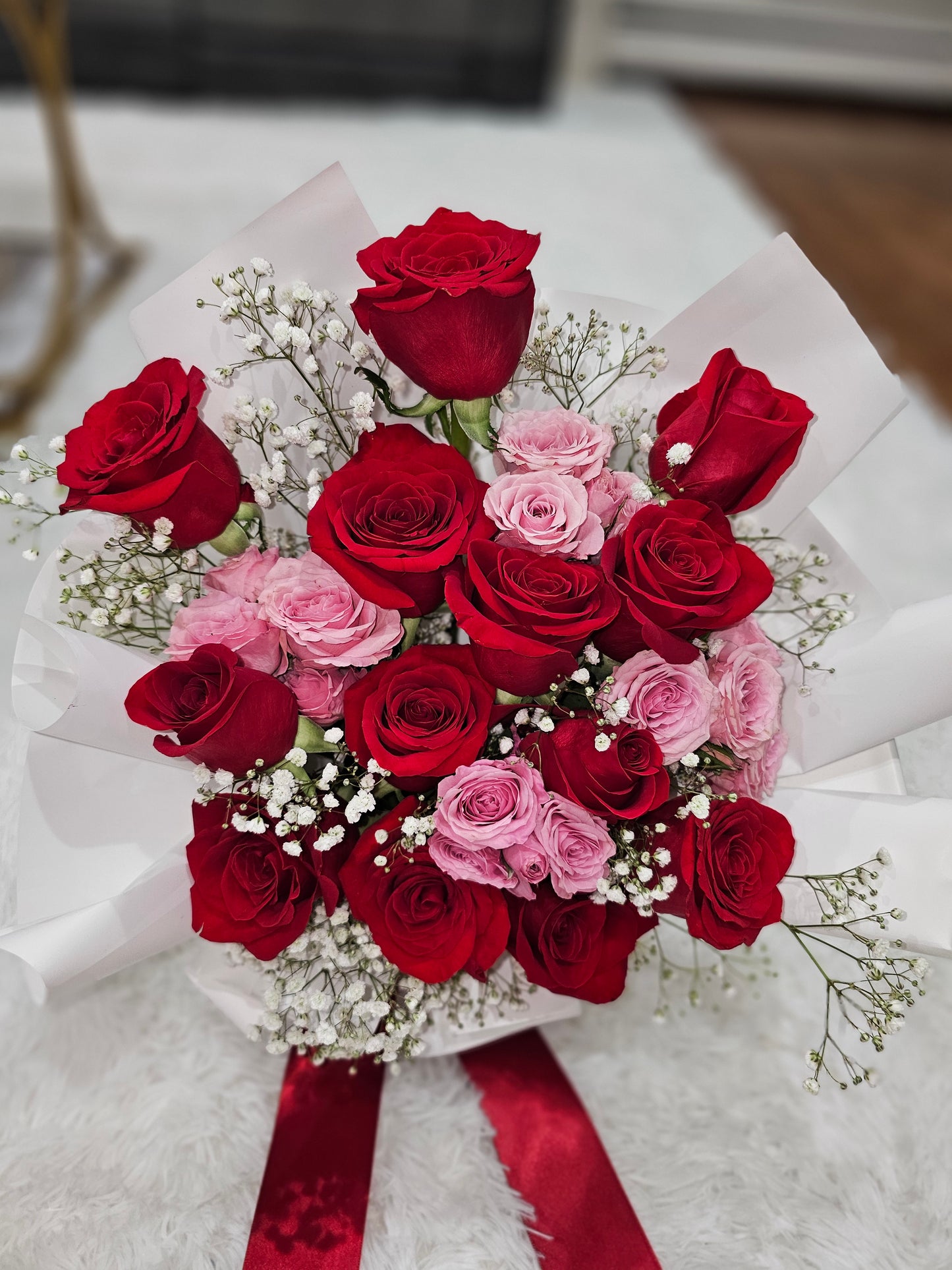 Ramo Mixto de 12 Rosas Rojas y Rosas Rosadas Naturales - Pasión y Ternura