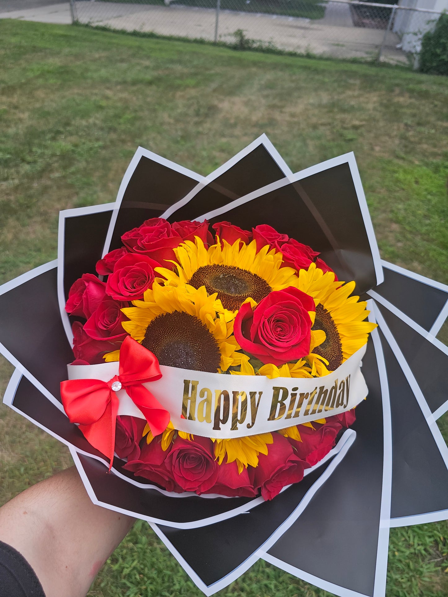 Ramo Vibrante de Rosas Rojas con Girasoles