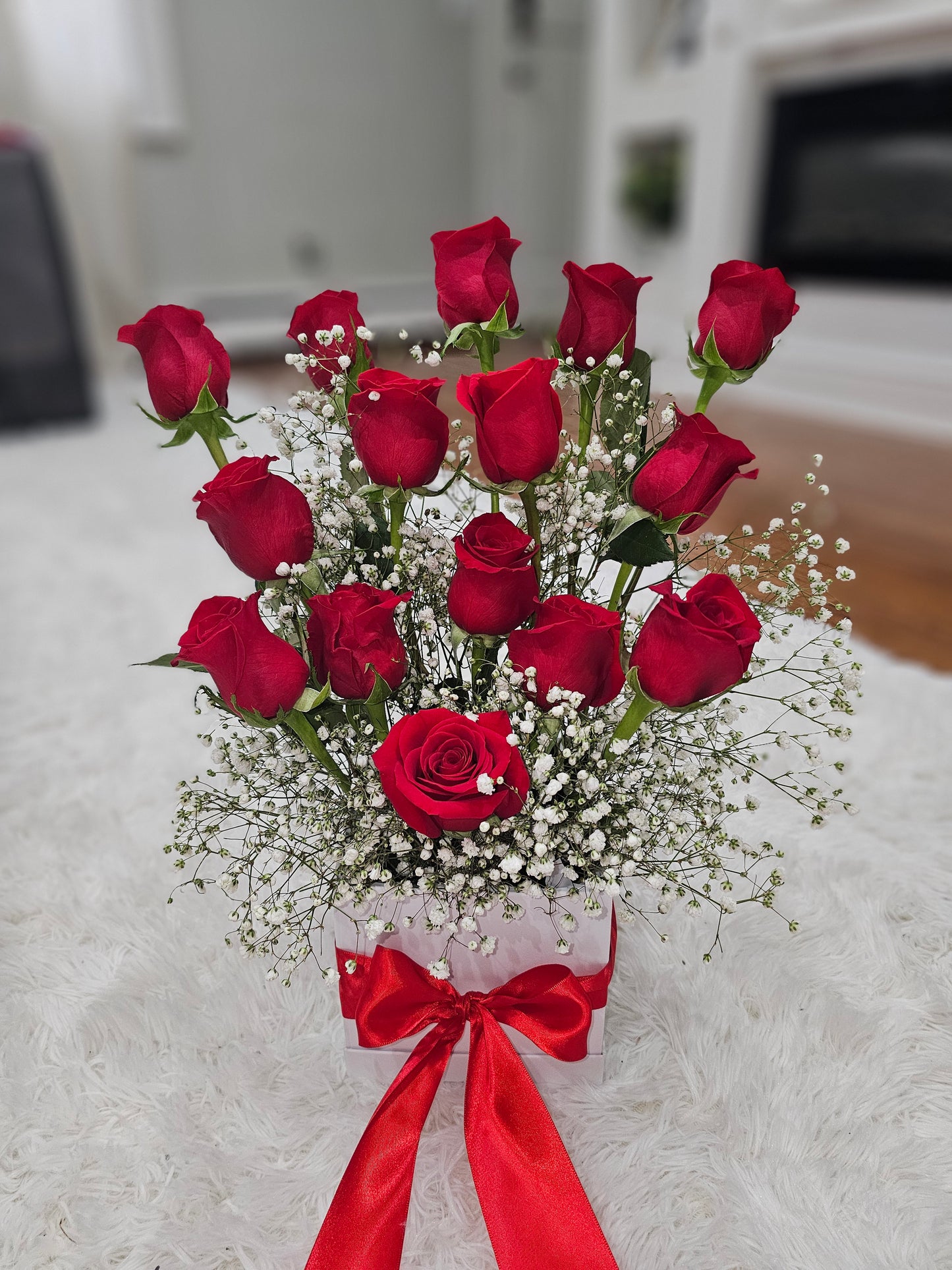 Ramo de 15 Rosas Rojas con Baby's Breath | Floristería Long Island NY